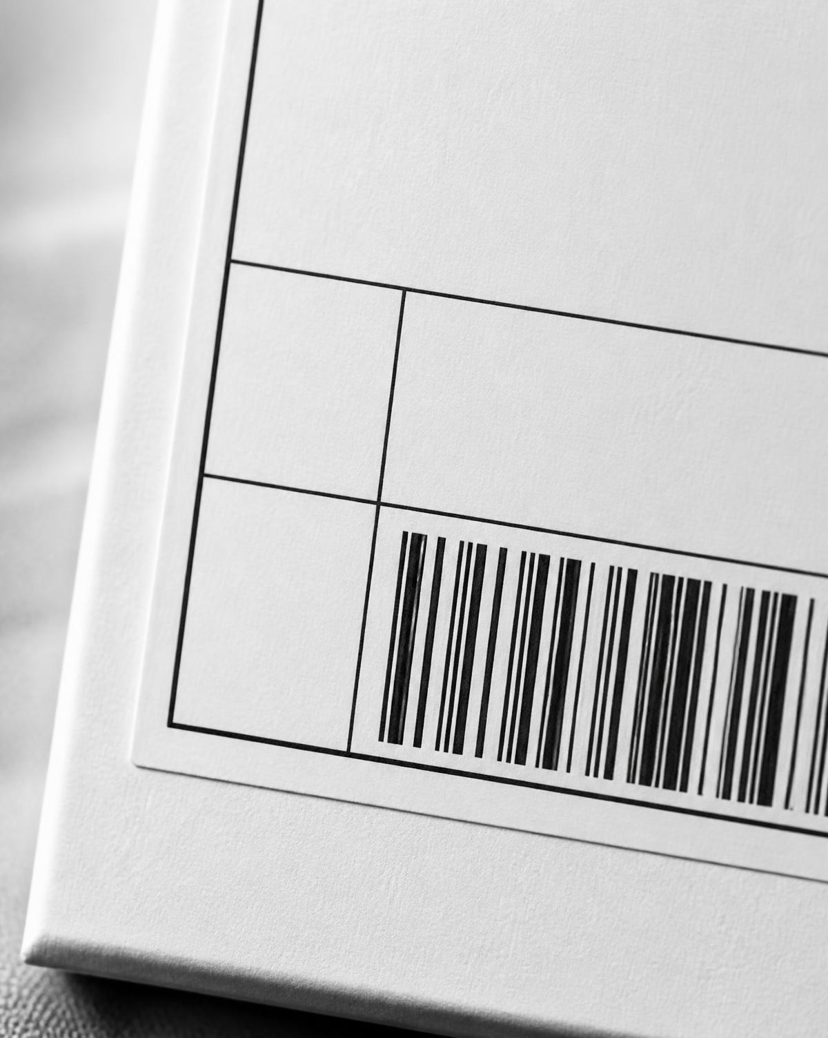 Detalle macro de una etiqueta alimentaria sin marca con retícula impresa y código de barras